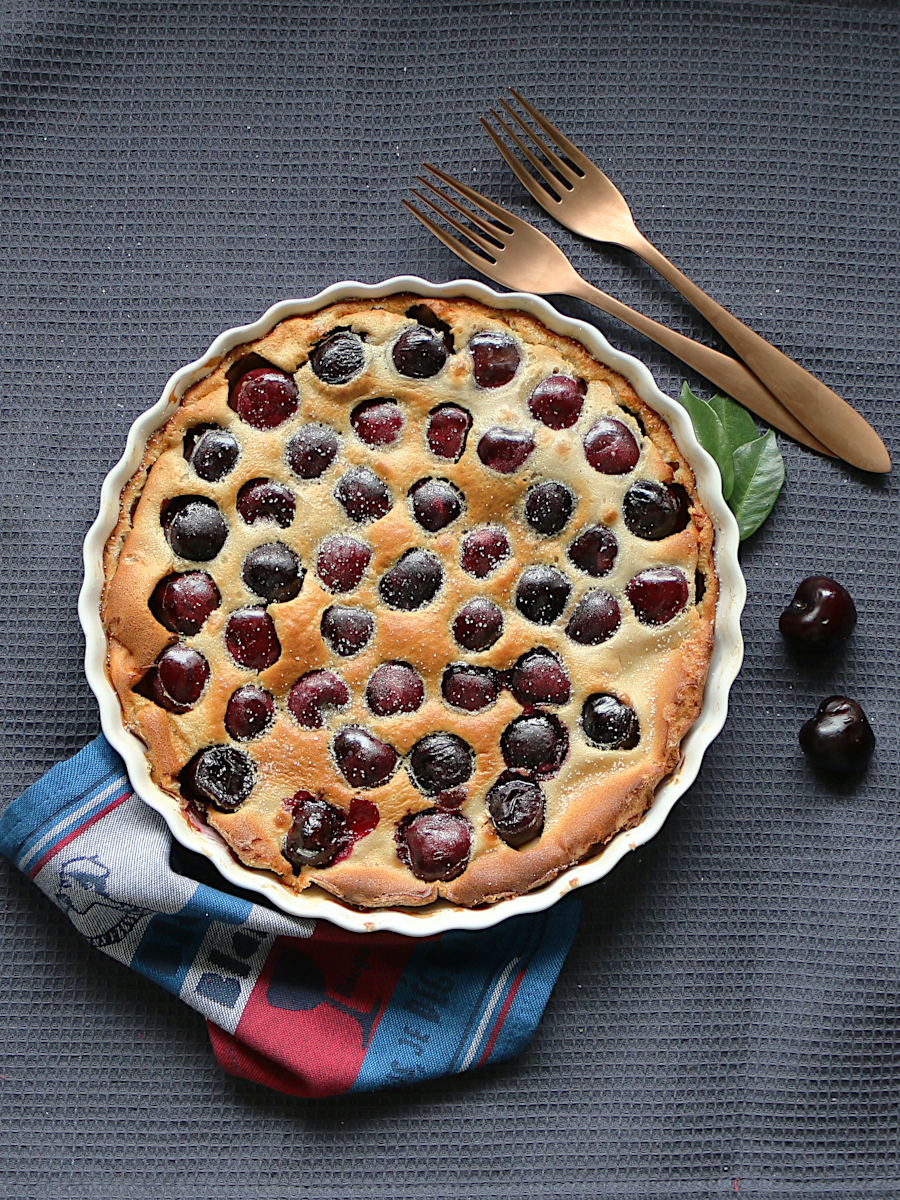 Kirsch-Clafoutis frisch aus dem Ofen – französisches Dessert