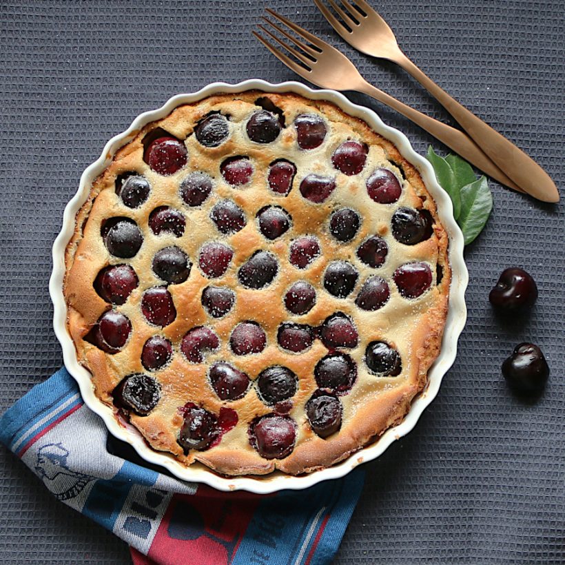 Kirsch-Clafoutis frisch aus dem Ofen – französisches Dessert